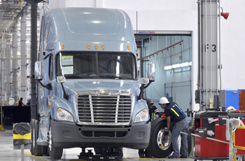 Exportación de camiones impulsada por tractocamiones; ventas internas caen 64%