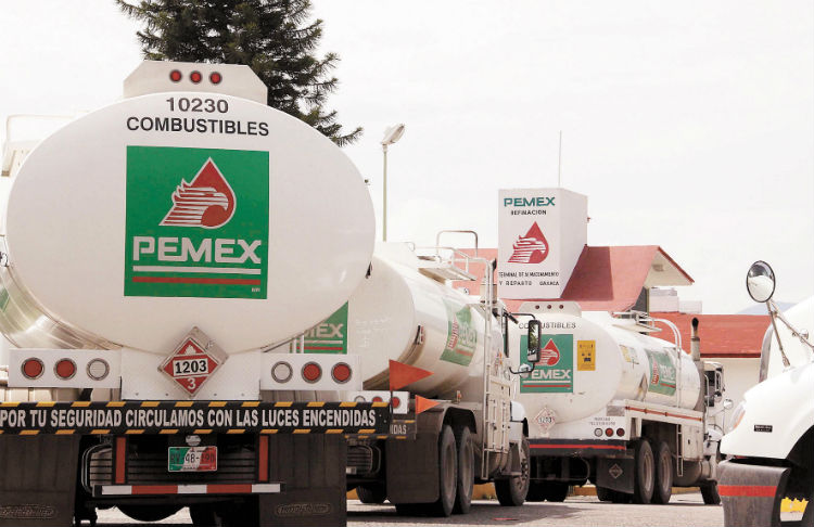 Pemex sustituirá transporte de nafta por pipa entre México y Brownsville