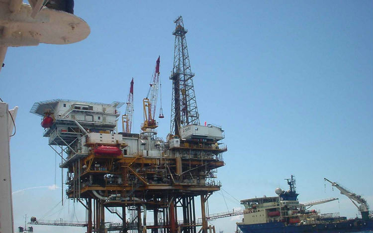 Se estanca movimiento de petróleo en puertos