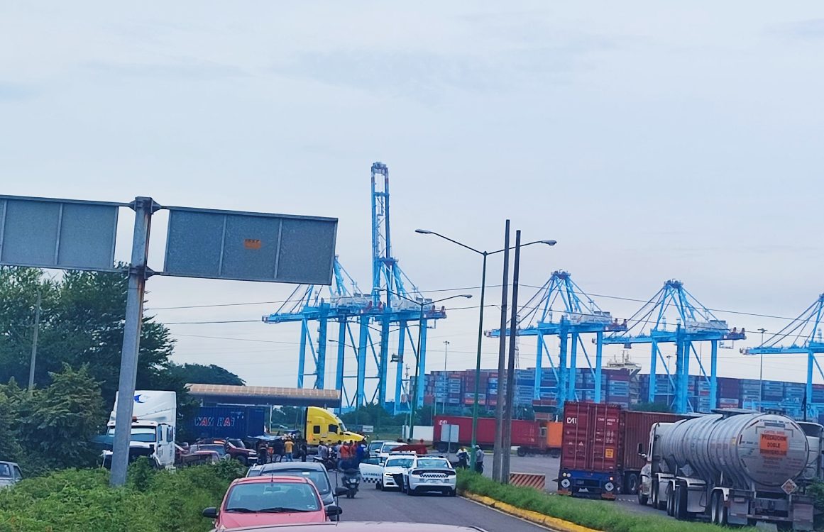 Transportistas vuelven a bloquear el puerto de Lázaro Cárdenas