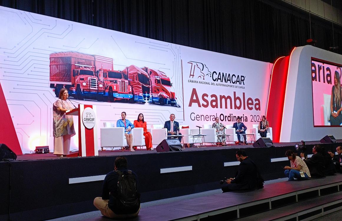 Xóchitl Gálvez presenta agenda de trabajo con sector autotransporte de carga