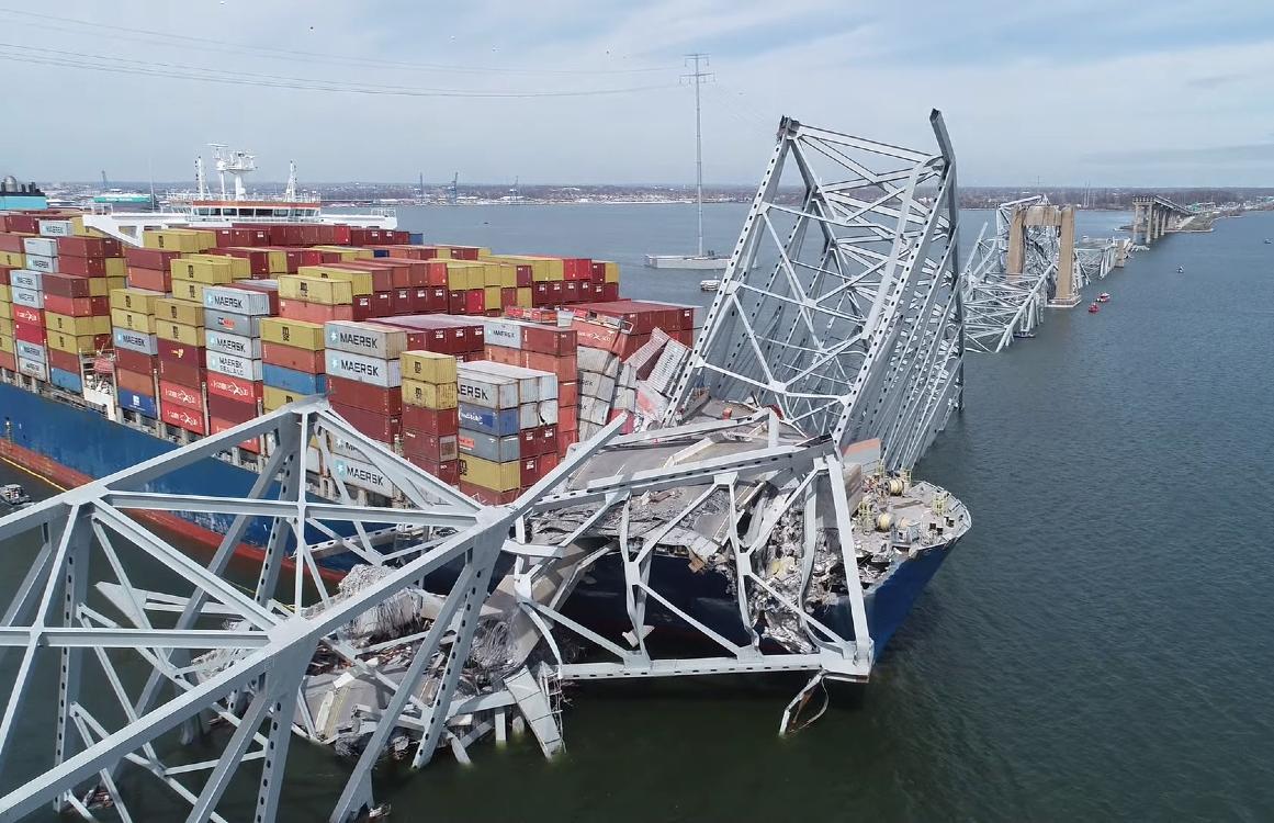 Buque que destruyó puente en Baltimore mantiene 56 contenedores con carga peligrosa